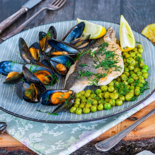 риба з зеленим горошком