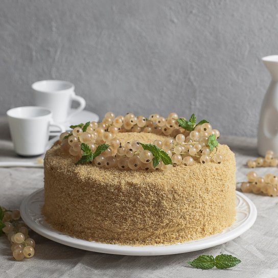 Медовик зі смородиною