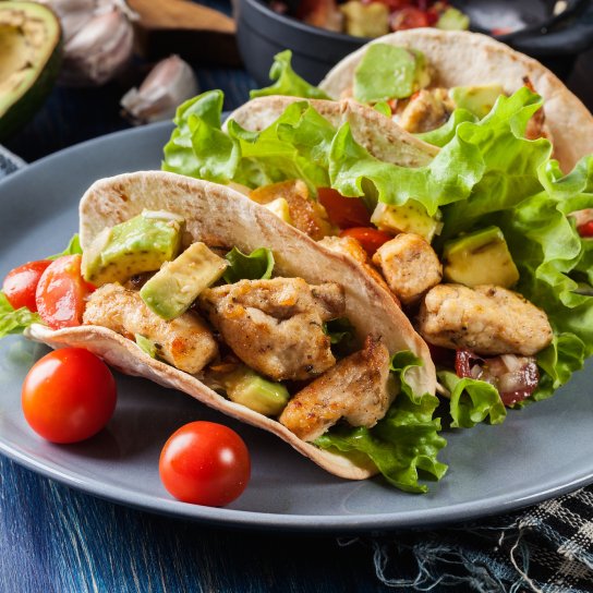 Тако с курицей и сальсой из авокадо