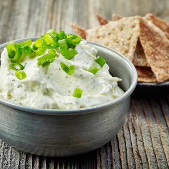 Білий соус з зеленою цибулею