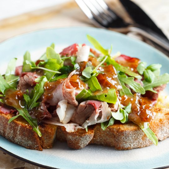 Брускети з яловичиною