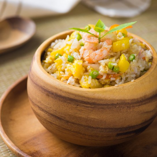 Рисовий салат з креветок і ананасу