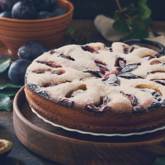 Заливний пиріг з абрикосами і сливами