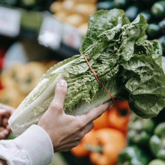 Жінка обирає овочі