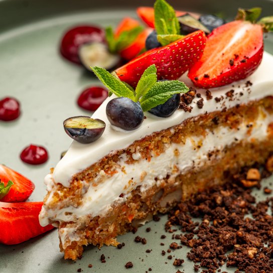 Морквяний торт з сирним кремом і ягодами