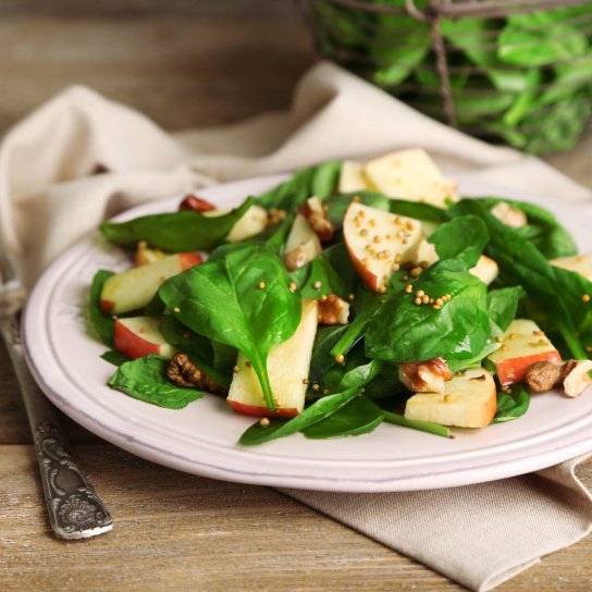 Салат со шпинатом, яблоком