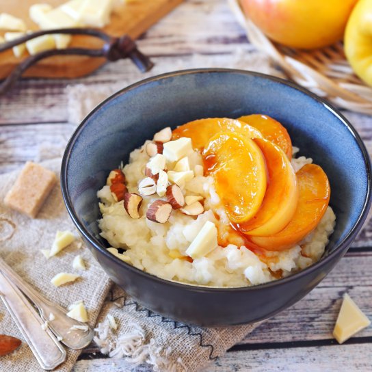 Рисова каша з карамелізованими яблуками: рецепт