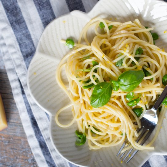 Паста з лимонним соком, сиром і зеленню