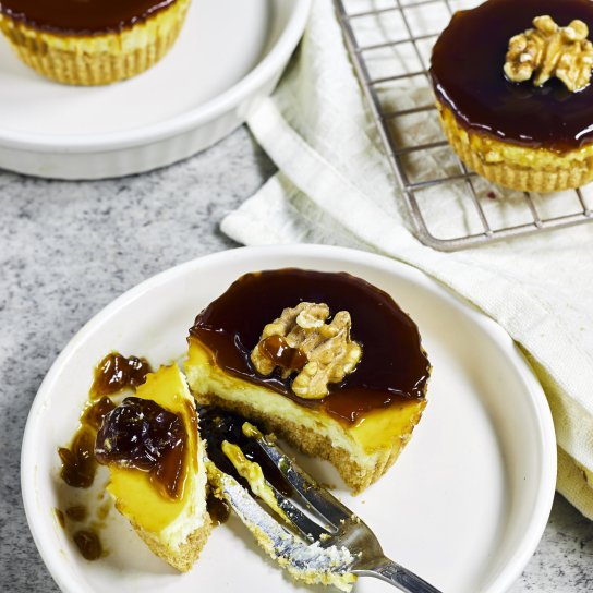 Тістечка з карамеллю на тарілці
