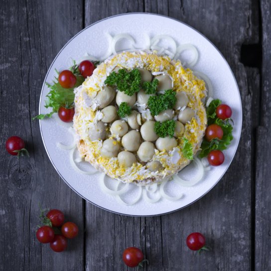 Салат с маринованными грибами