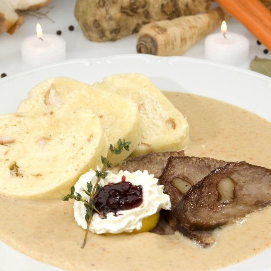 Яловичина з хлібними кнедлями в соусі