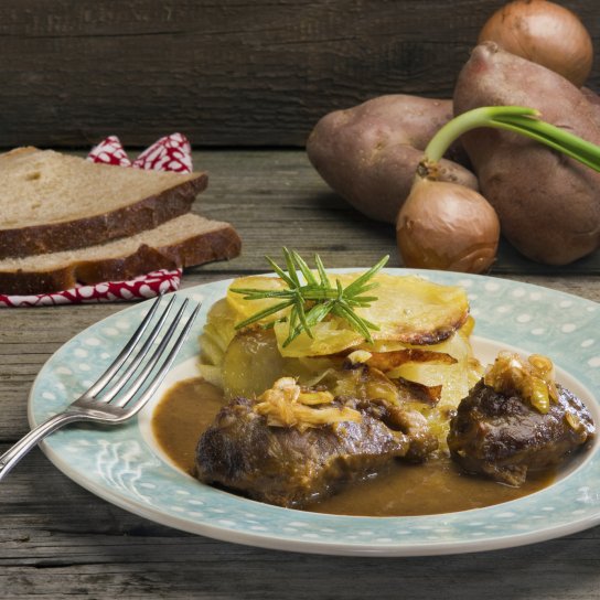 Картофельный гратен со свиной щекой