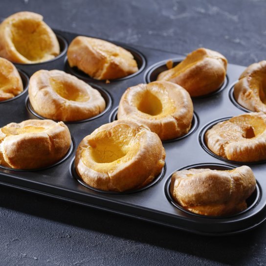 Йоркширські пудинги з цибулевим соусом