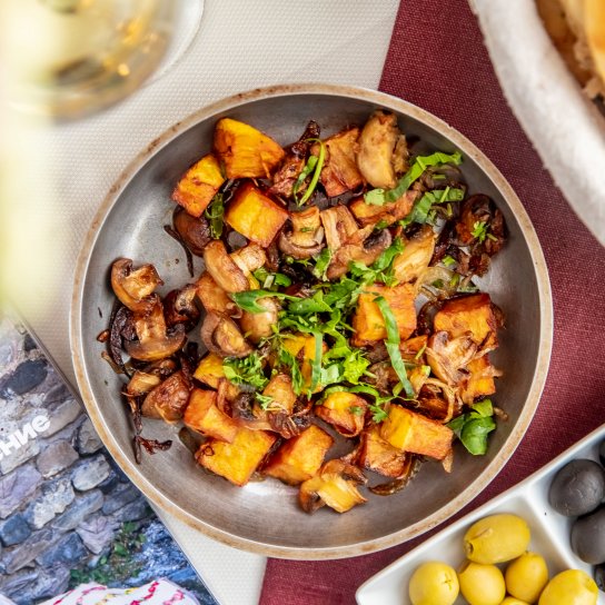 Жареный картофель с грибами и зеленью