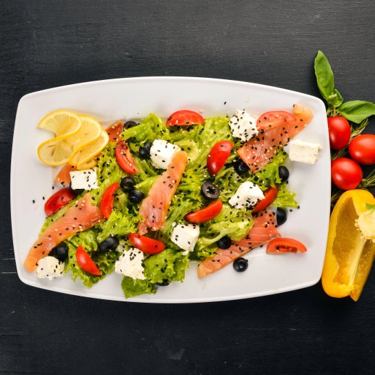 Салат із червоною рибою та моцарелою