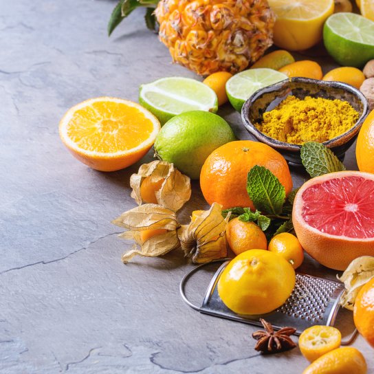 Нарезанные цитрусовые на темном фоне