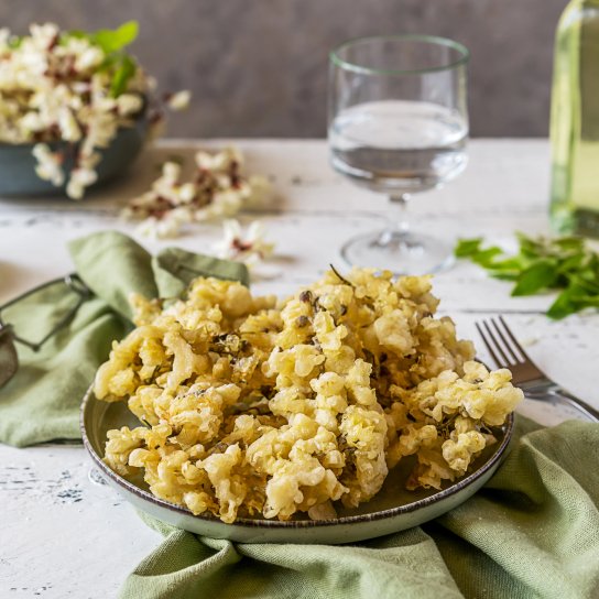 Квіти акації в клярі