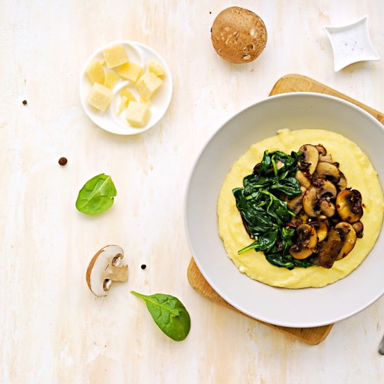 Кукурудзяна каша зі шпинатом і грибами