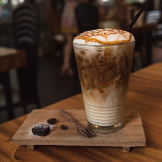 Кава з молоком і карамеллю