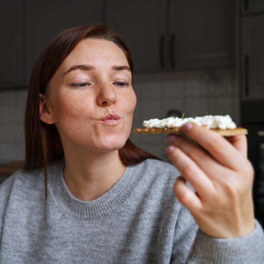 Жінка перекушує