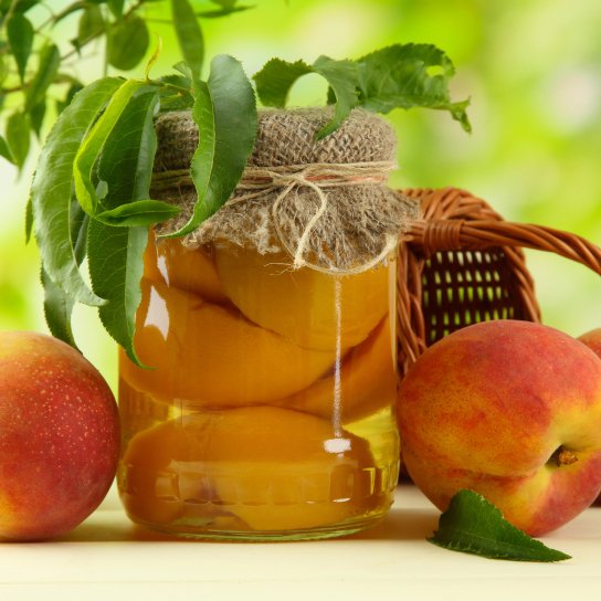 Консервовані персики в сиропі