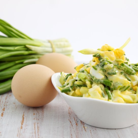 Салат из картофеля, яиц и черемши.