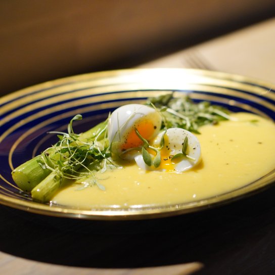 Спаржа з голандським соусом і яйцем