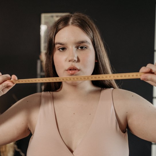 Жінка з мірною стрічкою