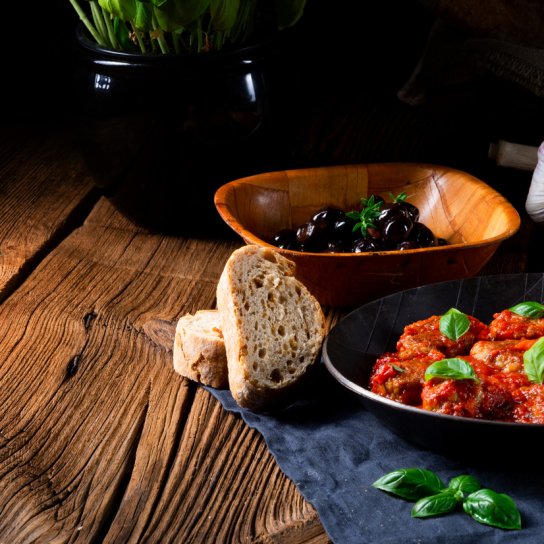 Свинина в томатному соусі на сковороді