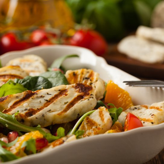 Салат з халумі, руколою і апельсином