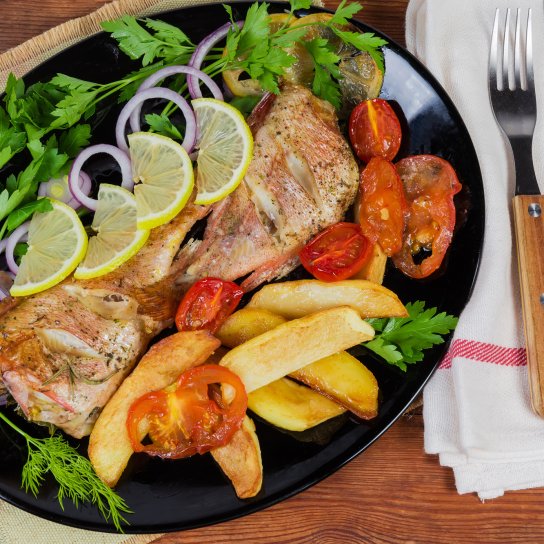 Запечений окунь з помідорами та картоплею