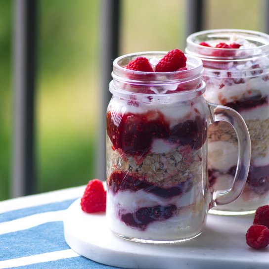 Вівсянка в банці з ягодами