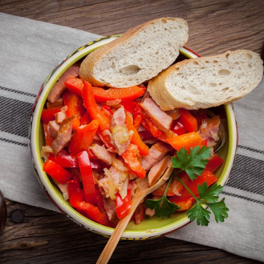 Запечені сосиски з овочами