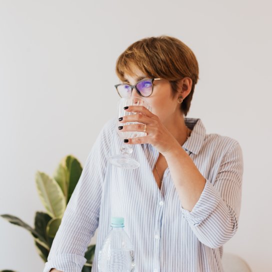 Жінка п'є воду