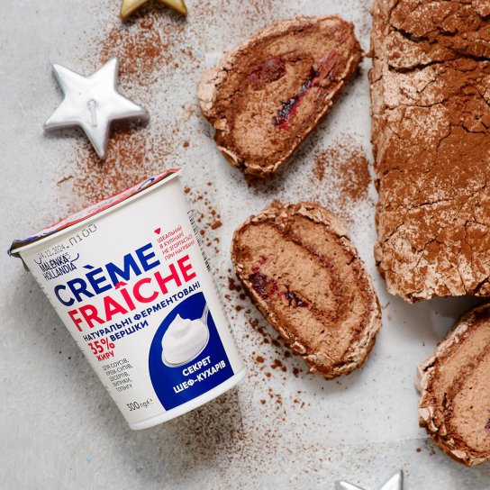 Меренговий рулет із шоколадом і вишнями