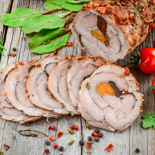 Свинячий рулет з курагою і чорносливом
