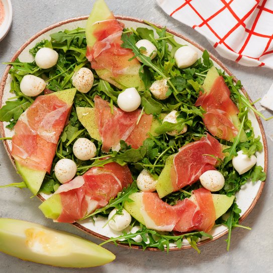 Салат з динею, моцарелою та прошуто