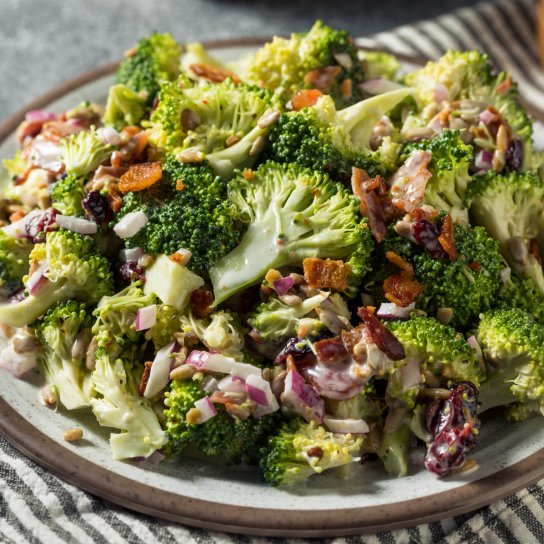 Салат з броколі та беконом
