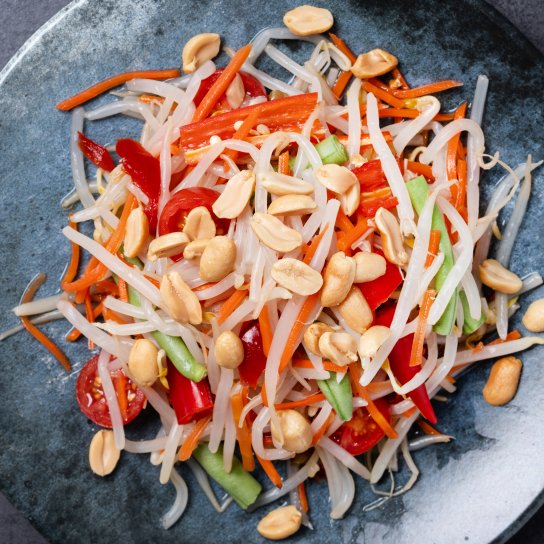 Салат із пророщених паростків сої