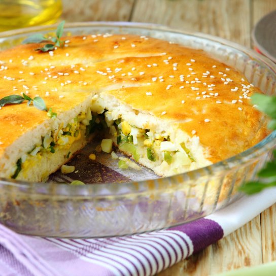 Заливний пиріг з яйцями та зеленою цибулею