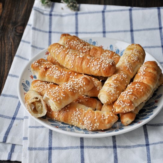 Крабовые палочки в слоеном тесте