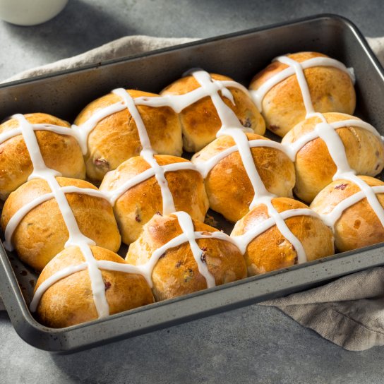 Великодні пишні булочки із хрестом з глазурі