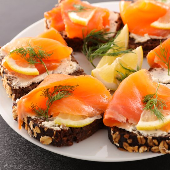 оформлення бутербродів з червоною рибою