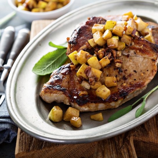 Свинячі відбивні з яблуками