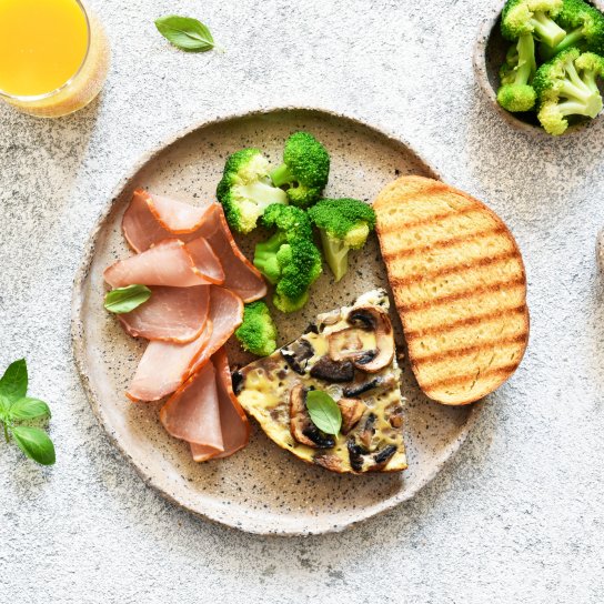 Паровий омлет з грибами і зеленою цибулею