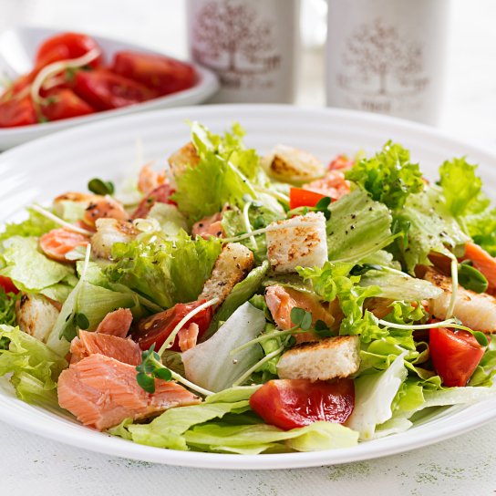 Салат с копченым лососем и помидорами черри: рецепт