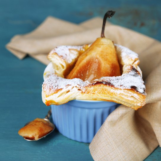 Груші у листковому тісті з соусом