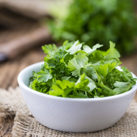 миска з петрушкою