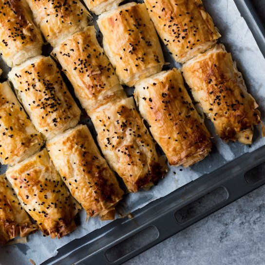 Пахлава з фетою і помідорами