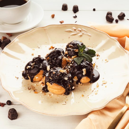 Профітролі з шоколадною глазур'ю